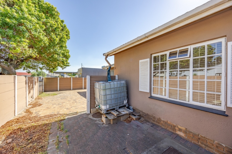 5 Bedroom Property for Sale in Bothasig Western Cape